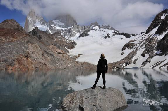 Em um dia sem vento, a beleza da Laguna de Los Tres, no parque Los Glaciares, região de El Chaltén, no sul da patagonia argentina